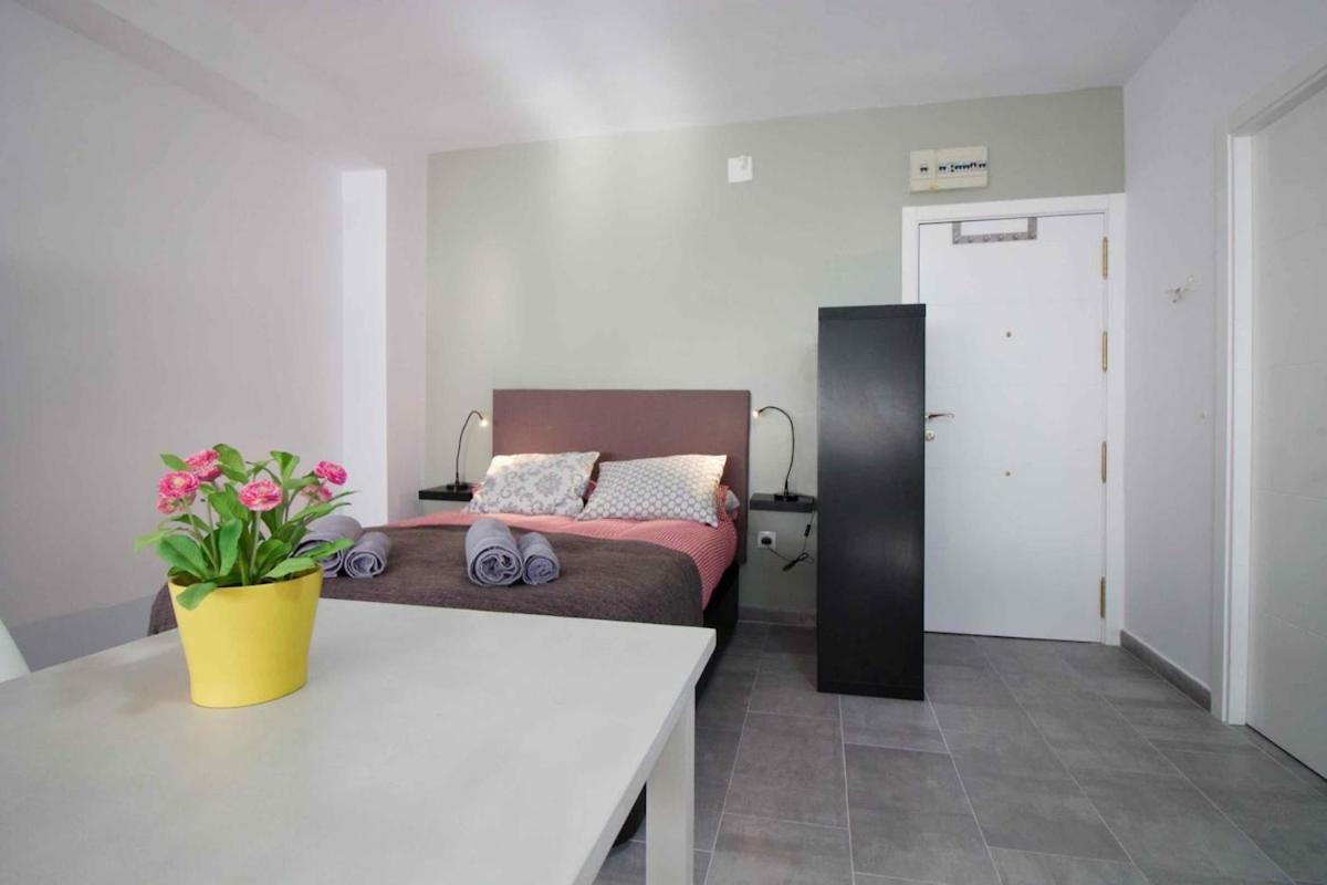 Estudio centrico metros de la playa con aire by Lightbooking Cádiz Exterior foto