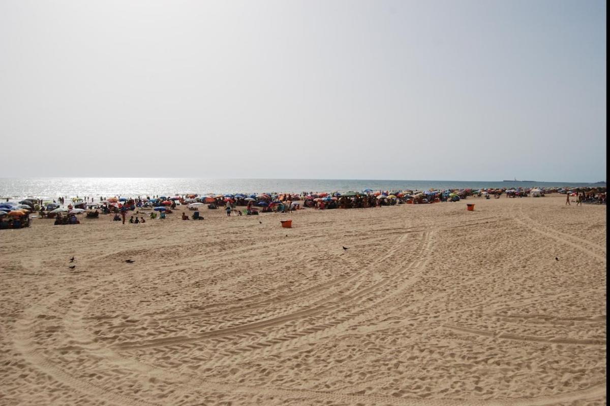 Estudio centrico metros de la playa con aire by Lightbooking Cádiz Exterior foto