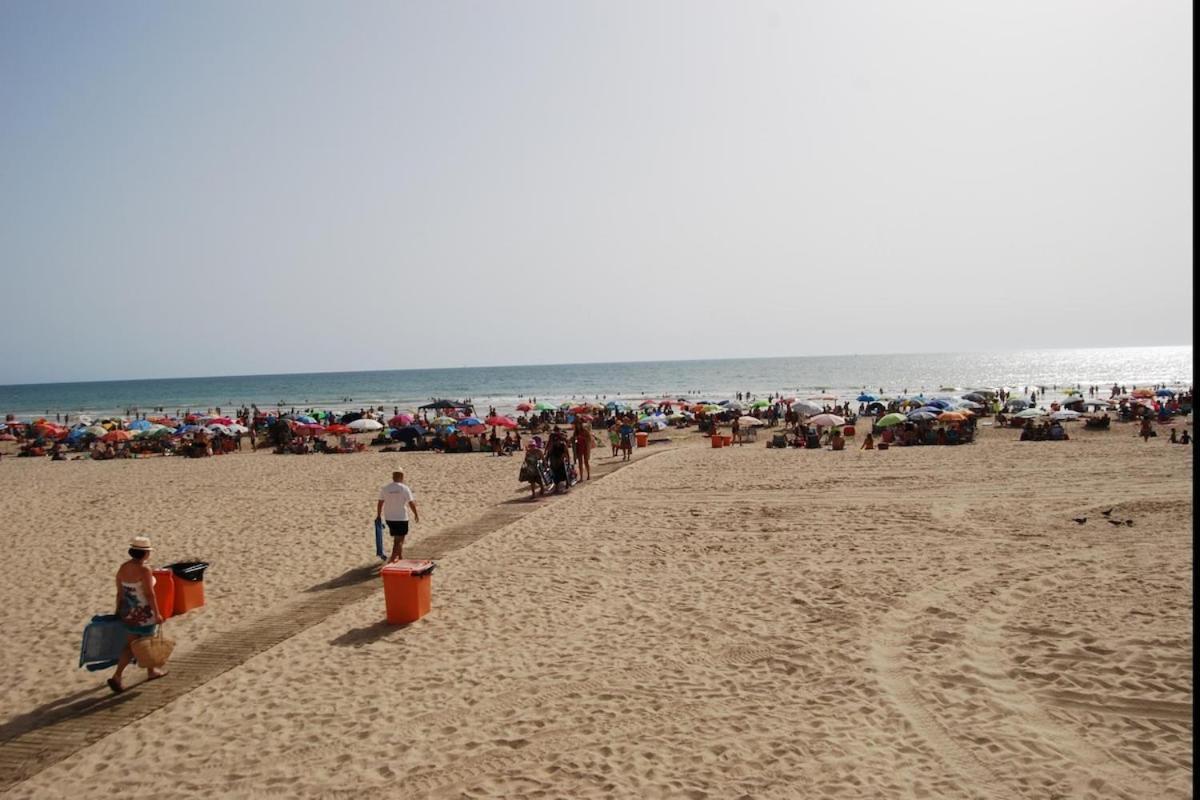 Estudio centrico metros de la playa con aire by Lightbooking Cádiz Exterior foto